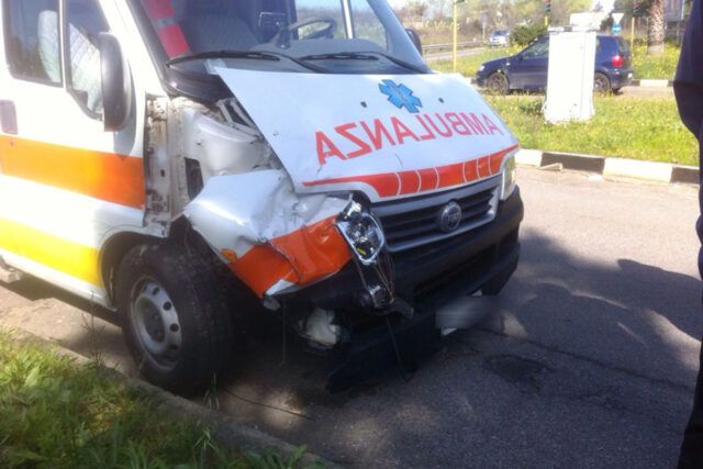 ambulanza coinvolta in incidente-2