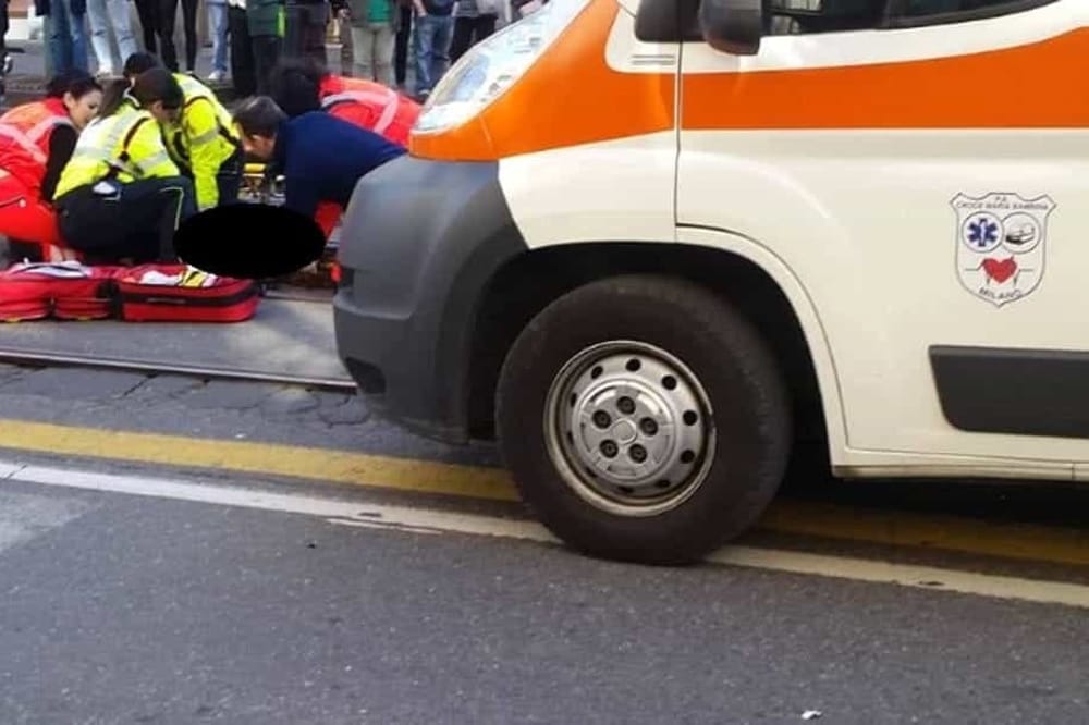 Tragedia sulla strada, uomo sbalzato da uno scooter mentre attraversava: muore dopo il trasporto in ospedale