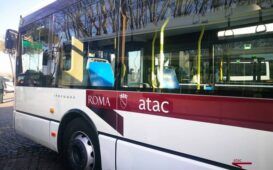 Roma, rissa furibonda dentro l'autobus: porte e finestrini distrutti. In fuga i malfattori