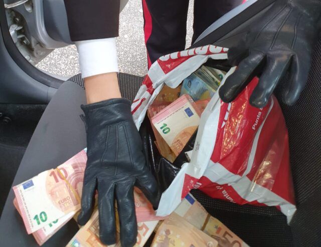 PARIOLI - Il denaro sequestrato dai Carabinieri (2)