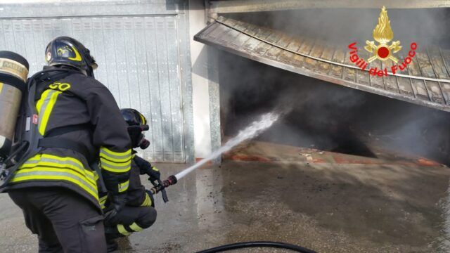 auto a fuoco nel garage a Latina