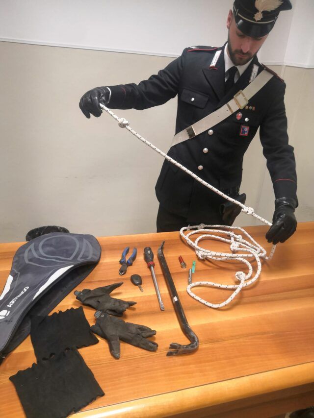 PARIOLI - Il kit da scasso sequestrato dai Carabinieri (5)