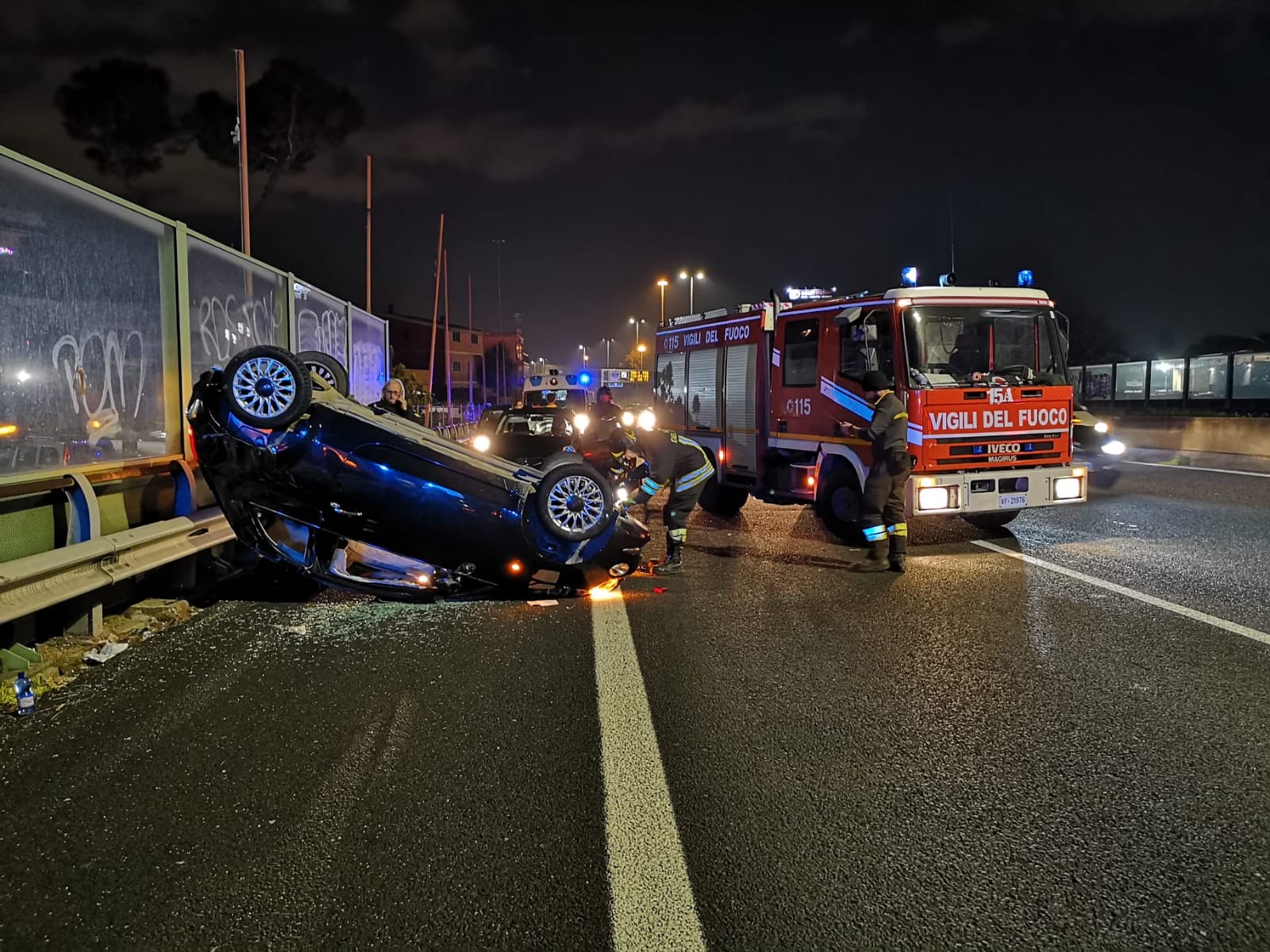 Paura sul GRA auto si ribalta all'altezza della Tuscolana
