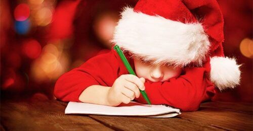 bambino scrive una lettera a babbo natale