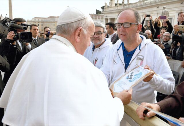 Claudio_Cesetti_dona_a_Papa_Francesco_il_gagliardetto_della_Federazione