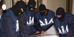 Uomini della divisione antimafia indagano su mafia e usura a Pomezia