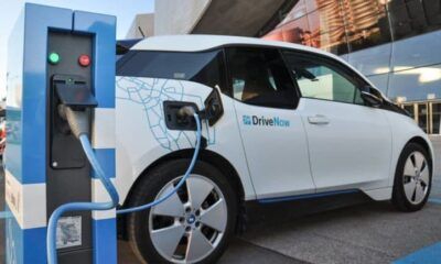 Auto elettrica acquistata con gli incentivi 2022 in ricarica presso una colonnina
