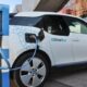 Auto elettrica acquistata con gli incentivi 2022 in ricarica presso una colonnina