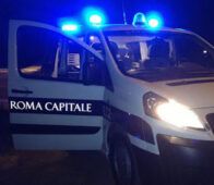 Autobus in fiamme sul Raccordo: intervento della Polizia Locale