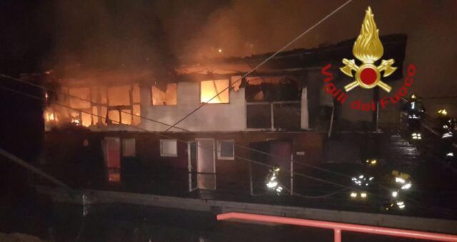 incendio barcone Tevere