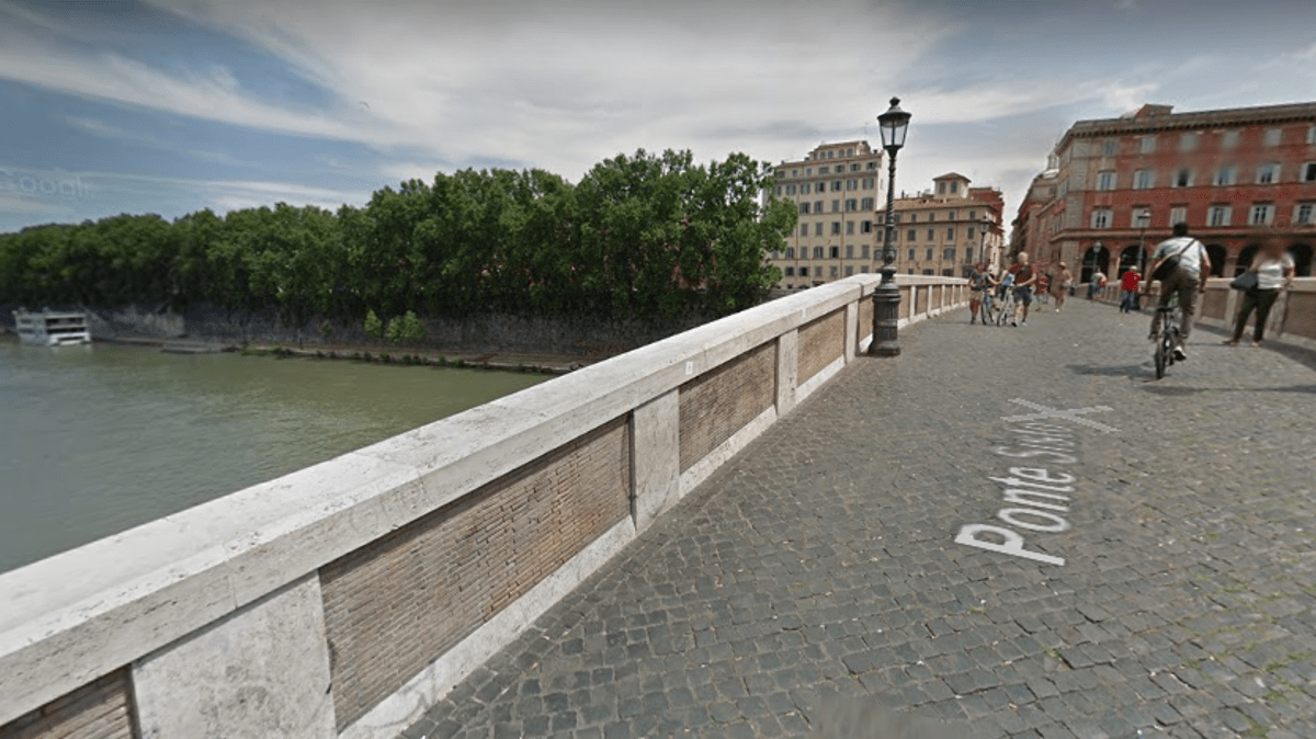 Ponte Sisto lo rapina e lo butta giù nel Tevere