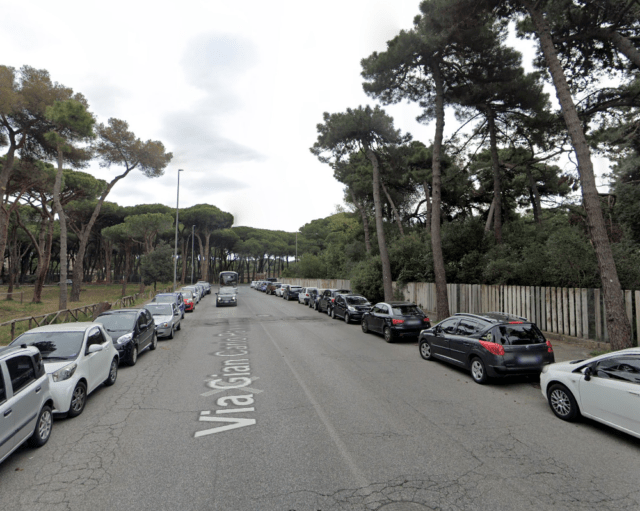 Via Gian Carlo Passeroni 2 Ostia, gli tagliano la strada mentre attraversa e lui protesta: ferito