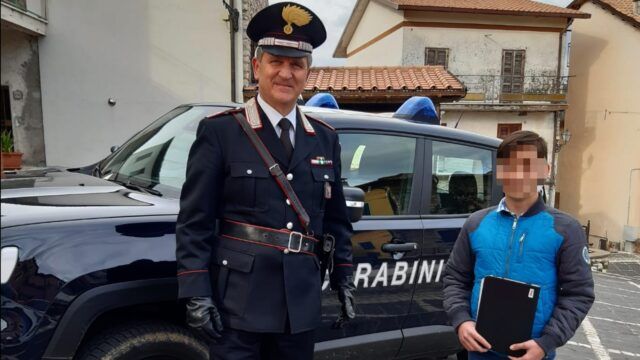COLLEFERRO - Consegna tablet ad alunno (2)