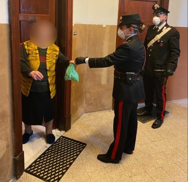 EUR - I Carabinieri portano i medicinali alla donna anziana