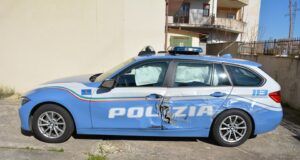 Folle inseguimento per le strade di Roma: una volante distrutta e un agente ferito alla gamba