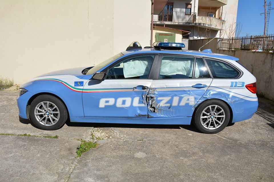 Folle inseguimento per le strade di Roma: una volante distrutta e un agente ferito alla gamba