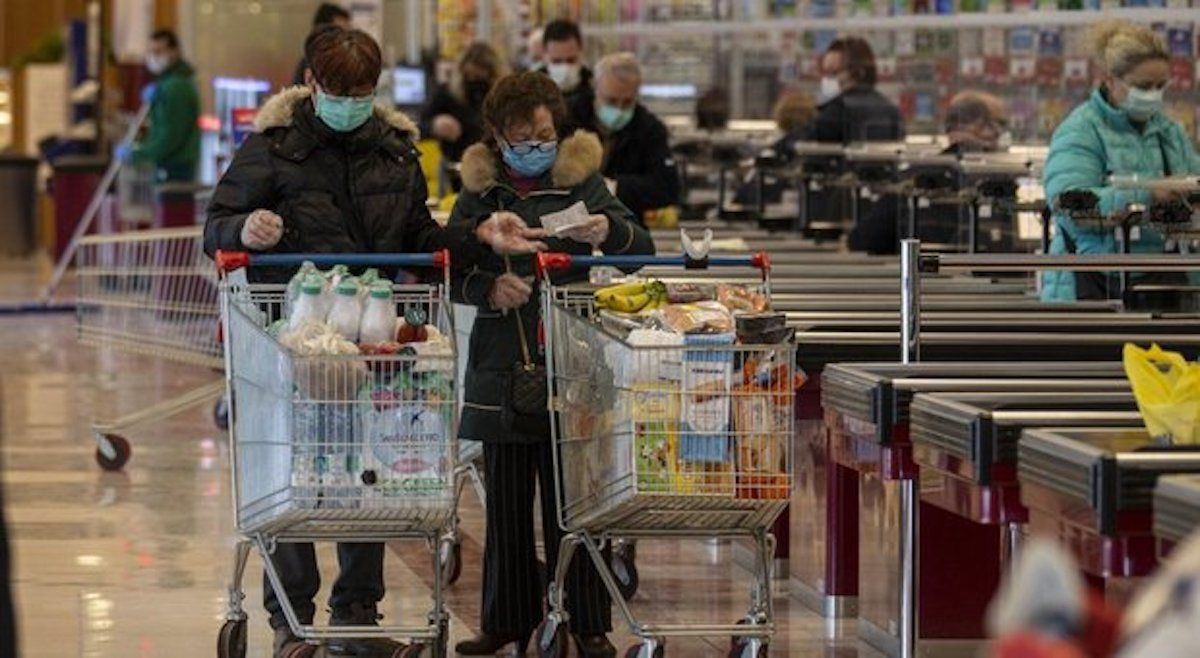 Famiglie al supermercato acquistano con i buoni spesa del Comune di Nettuno