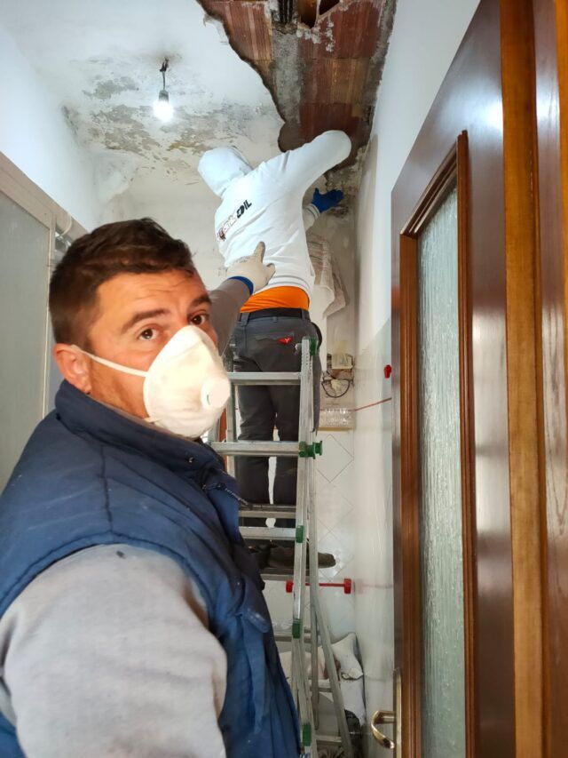 crollo_solaio_casa_Ater_operai
