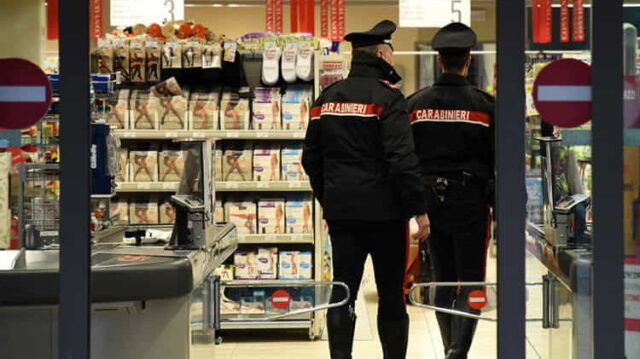 emergenza-coronavirus-carabinieri-aiuto-anziano-spesa