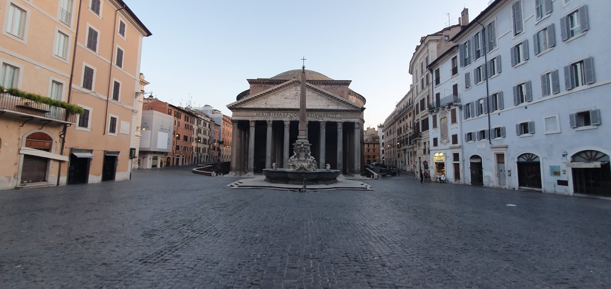 In foto il Pantheon che è stato usato da un turista come 'montagna' da scalare