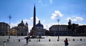 Tim Summer Hits a Piazza del Popolo a Roma