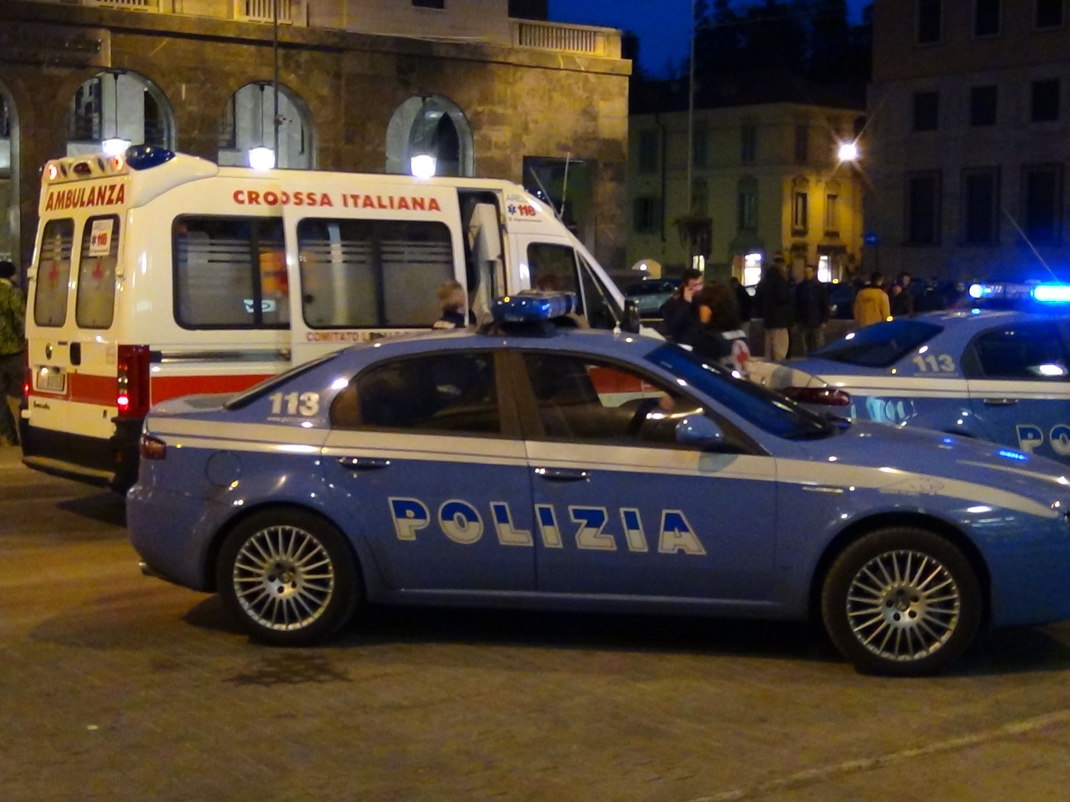 Ambulanza e polizia intervenute a san lorenzo per il 64enne trovato agonizzante in strada