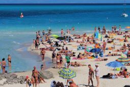 Spiaggia affollata durante le vacanze con il Bonus per studenti per soggiorni estivi all’estero e in Italia