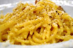 Piatto di pasta alla carbonara