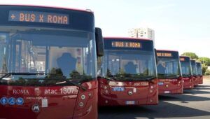 Autobus nuovi fermi al capolinea