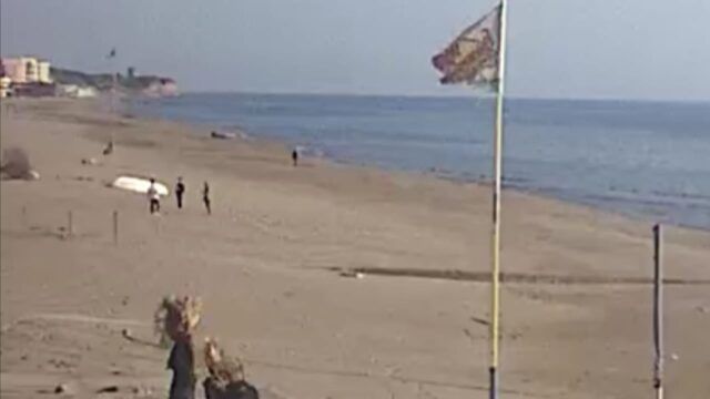 Chi vive vicino al mare può passeggiare in spiaggia o fare il bagno Chi vive vicino al mare può passeggiare in spiaggia o fare il bagno