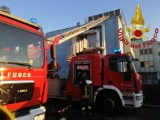 Incendio Guidonia in un parcheggio di mezzi pesanti