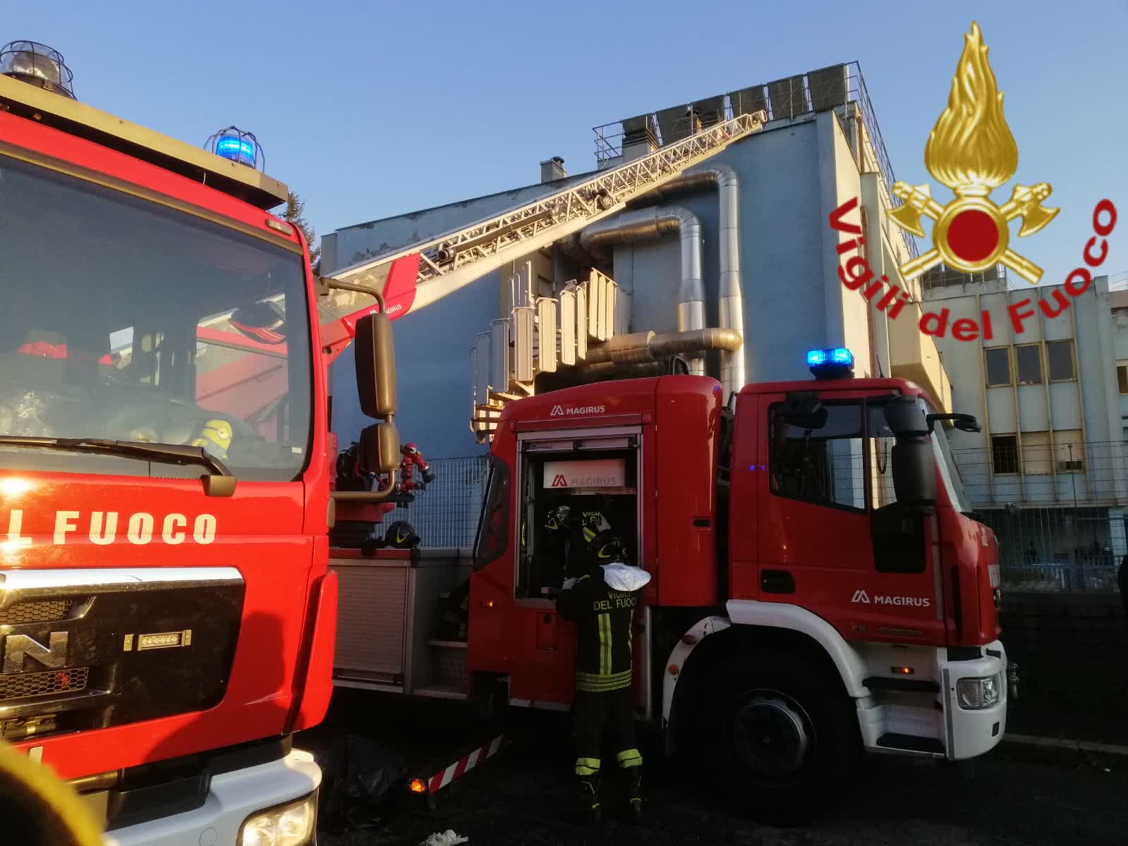 Guidonia, scoppia incendio in un parcheggio di mezzi pesanti: tir e furgoni divorati dalle fiamme