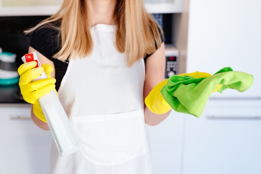 Una casalinga mentre pulisce