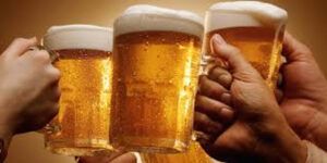 Volevano le birre gratis ma il titolare si è opposto ed è stato picchiato