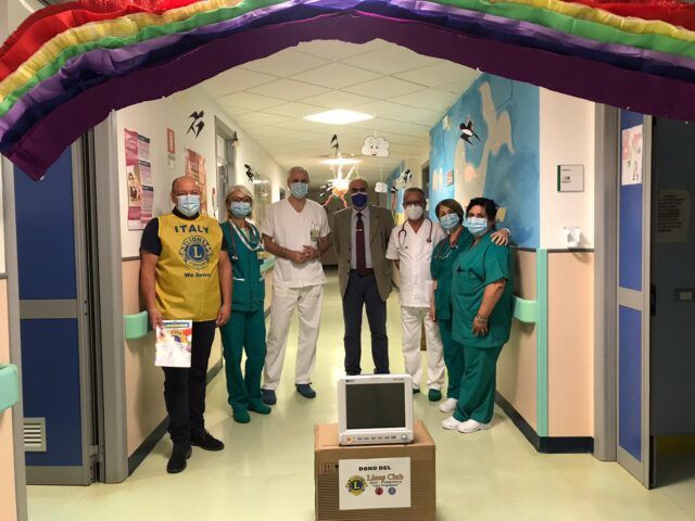 Foto 1_Momento consegna donazione