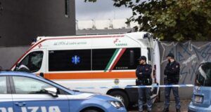Polizia e ambulanza intervenute per l'incidente mortale sul lavoro a Roma