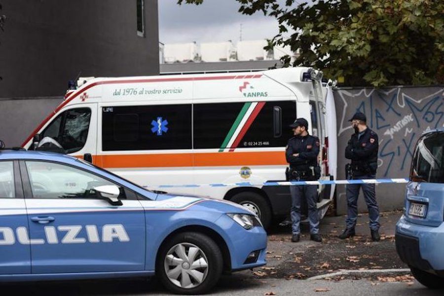 Polizia e ambulanza intervenute per l'incidente mortale sul lavoro a Roma