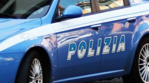 entra in un asilo e minaccia la cuoca, poi la deruba ed infine abusa di lei. Indagini della Polizia