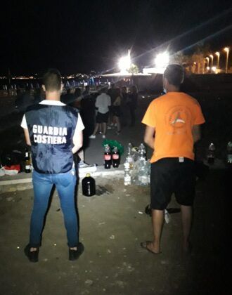 Sulla spiaggia libera spuntano gli ombrelloni Sulla spiaggia libera spuntano gli ombrelloni