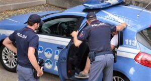 anziano derubato e ricattato, intervento della polizia: arrestate 2 persone