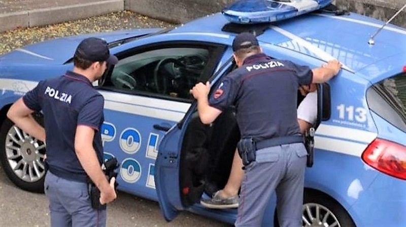 anziano derubato e ricattato, intervento della polizia: arrestate 2 persone