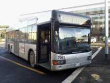 sassi contro autobus