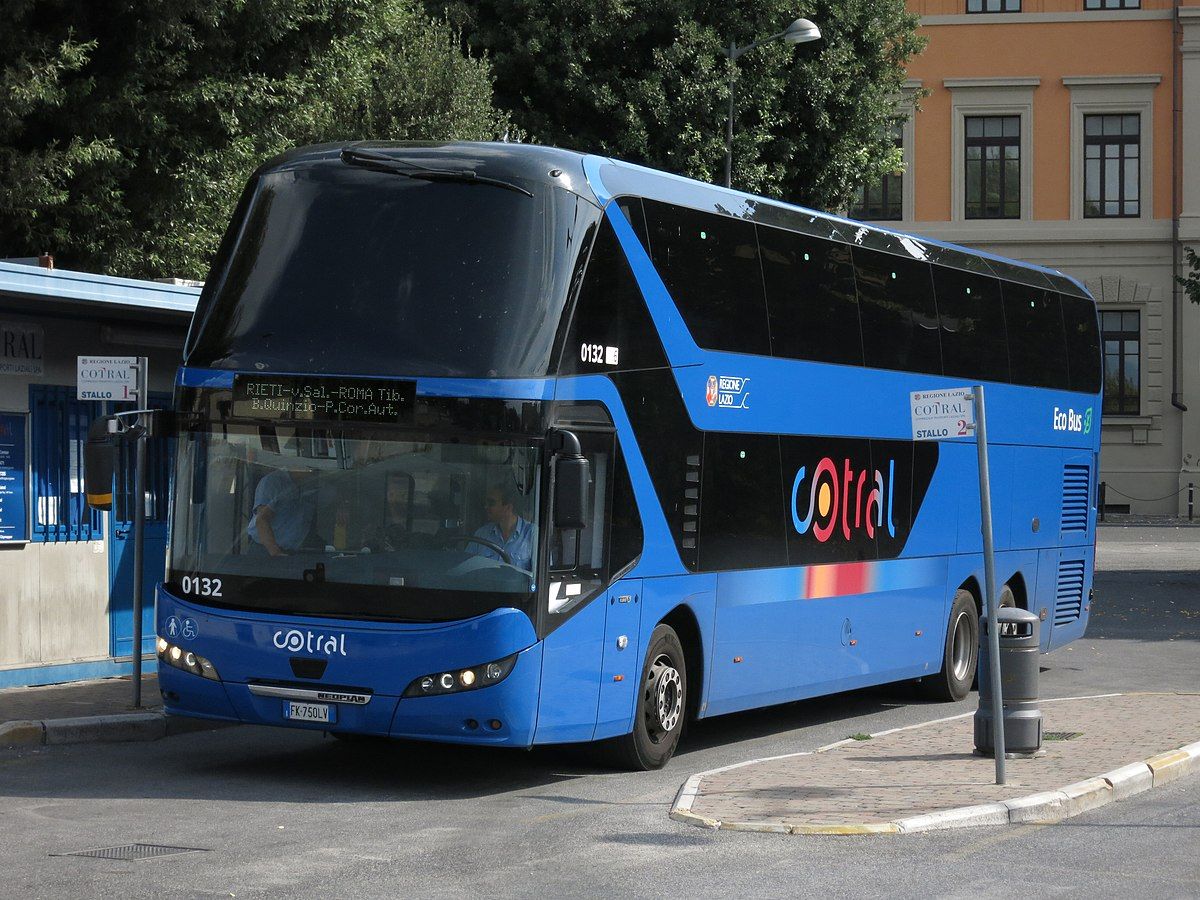 Autobus cotral danneggiato da un uomo drogato