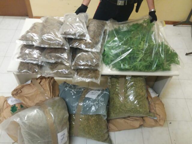 ANZIO - La droga sequestrata dai Carabinieri (2)