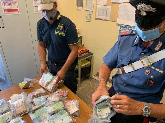 Dalla Sardegna a Civitavecchia con 500.000 euro nascosti nei vani dell’auto, forse denaro per traffico illecito:coppia denunciata per riciclaggio e ricettazione Dalla Sardegna a Civitavecchia con 500.000 euro nascosti nei vani dell’auto, forse denaro per traffico illecito:coppia denunciata per riciclaggio e ricettazione