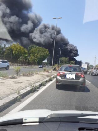 Roma, grosso incendio al Foro Italico: fiamme all’interno di un autodemolitore, una densa colonna di fumo tossico ricopre l’intera zona (FOTO) Roma, grosso incendio al Foro Italico: fiamme all’interno di un autodemolitore, una densa colonna di fumo tossico ricopre l’intera zona (FOTO)