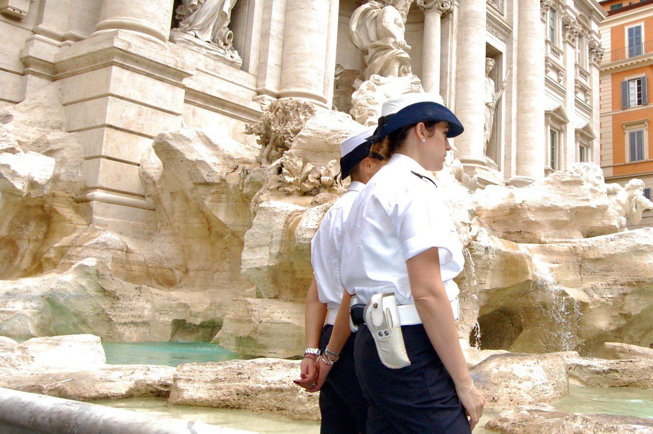 scala la fontana di trevi per un selfie