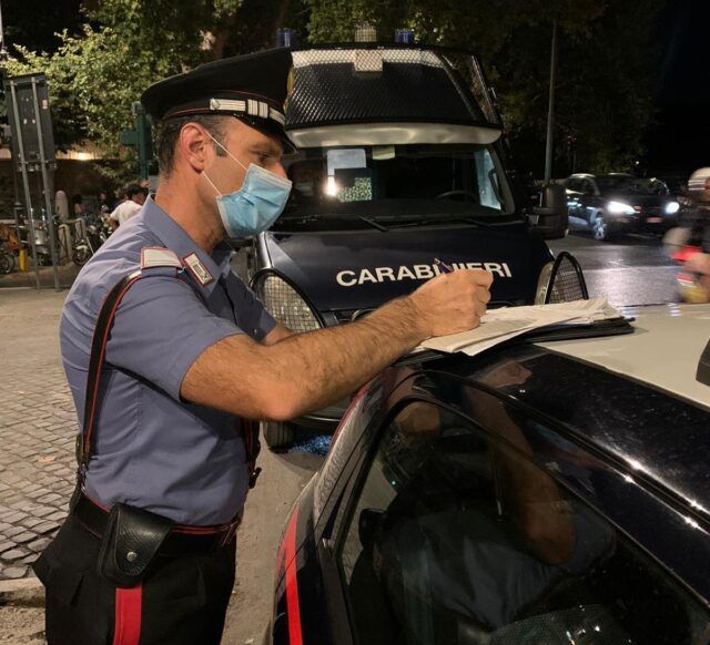 TRASTEVERE - Controlli dei Carabinieri nella movida (3)