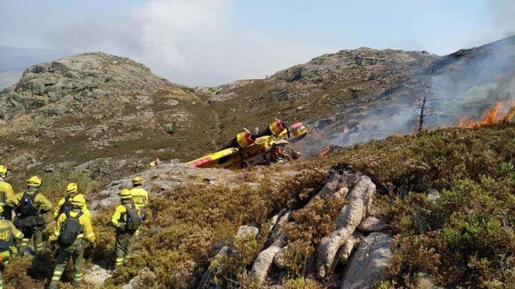 Spagna. Vanno per spegnere un incendio, Canadair precipita: morto il pilota, gravissimo il copilota (FOTO) Spagna. Vanno per spegnere un incendio, Canadair precipita: morto il pilota, gravissimo il copilota (FOTO)