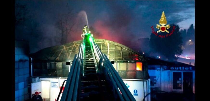 Tor di Valle, incendio in un deposito di ceramiche e nelle baracche dei senzatetto: circolazione bloccata sull’Ostiense e sulla Roma Lido Tor di Valle, incendio in un deposito di ceramiche e nelle baracche dei senzatetto: circolazione bloccata sull’Ostiense e sulla Roma Lido